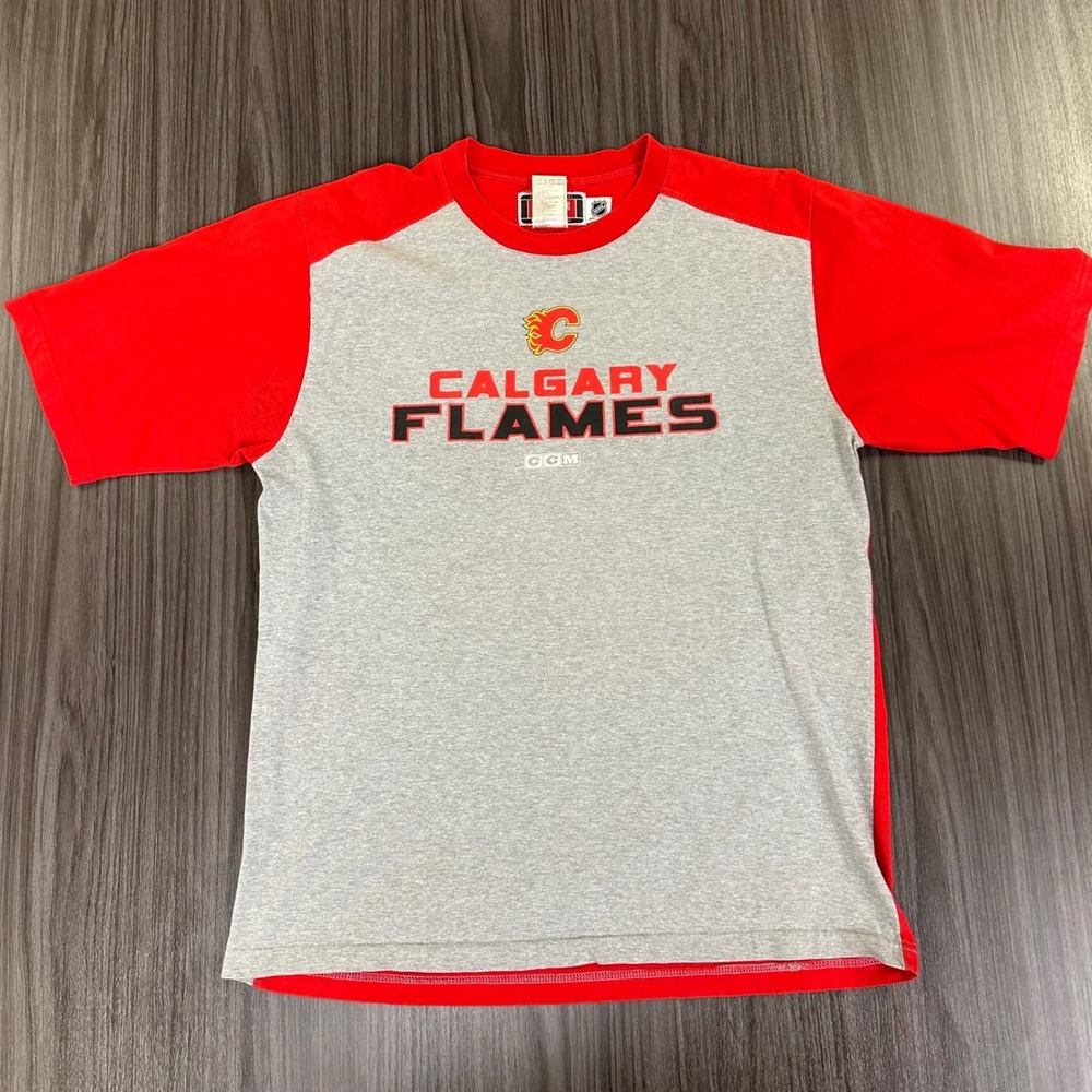 CCM Calgary Flames NHL T-Shirt Mens Medium Grey Red Short Sleeve Hockey Tee